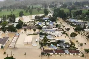 Advisers help in the storm aftermath